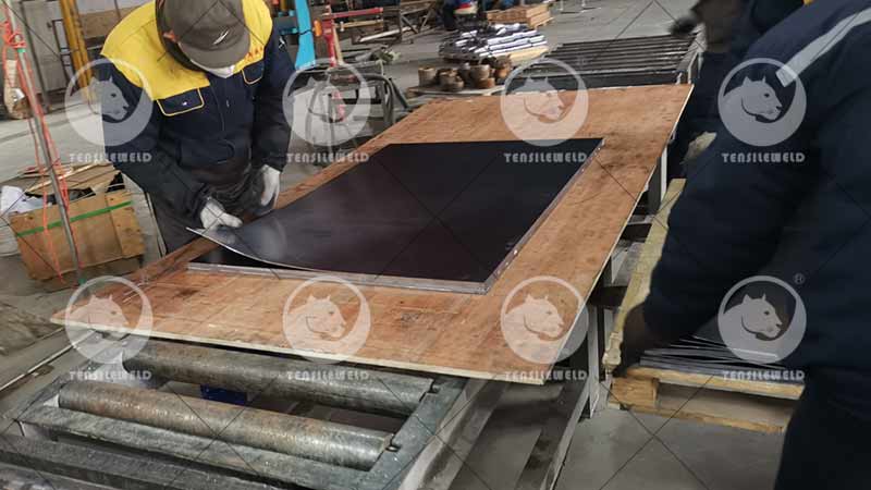 Lead plate is made in this way and produced on-site by shooting lead plate.